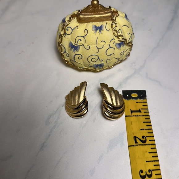 Vintage Gold Tone Clip On Earrings - Picture 8 of 8